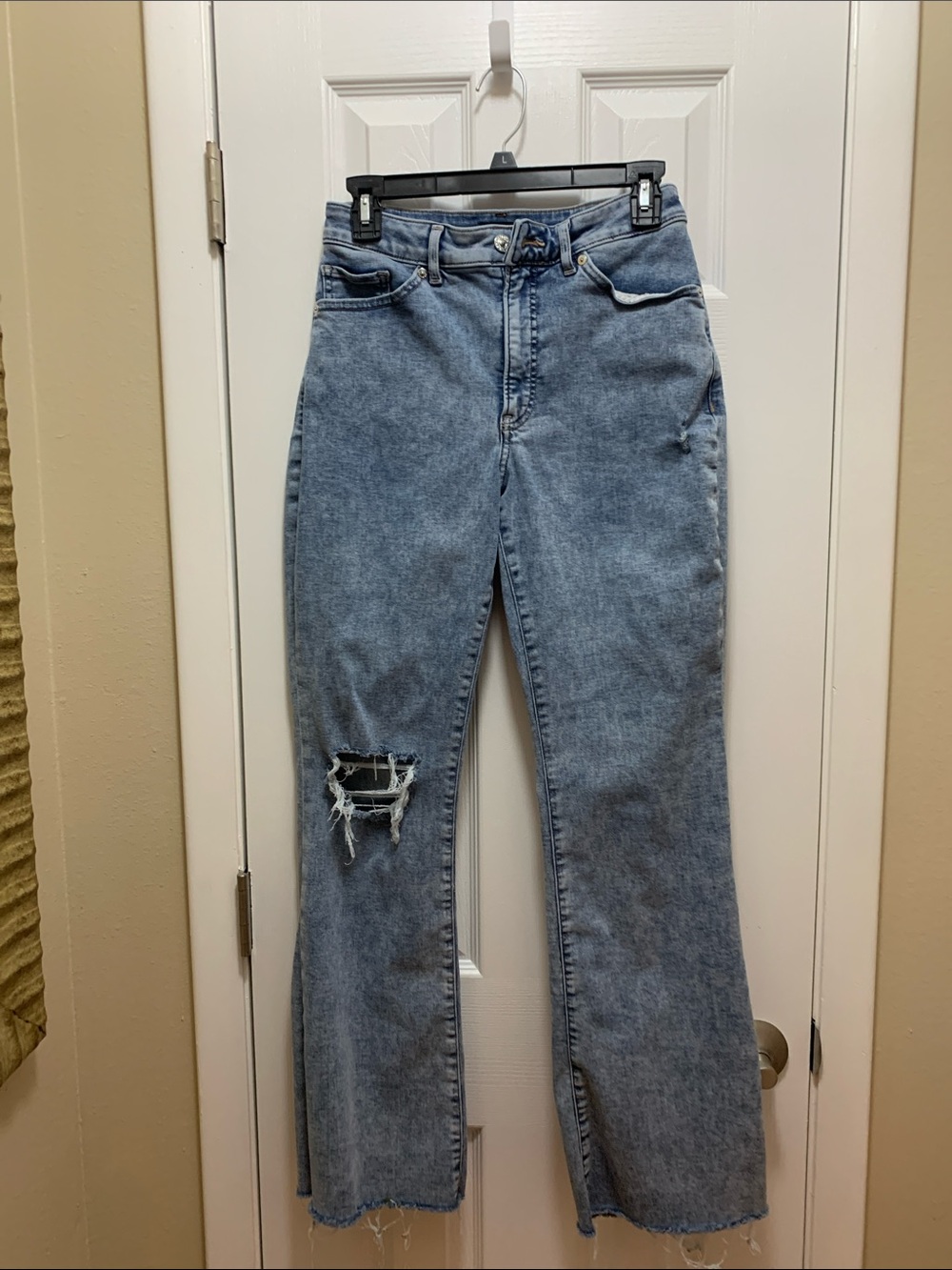 Womenβs Express High-Waist Light Blue Distressed Jeans